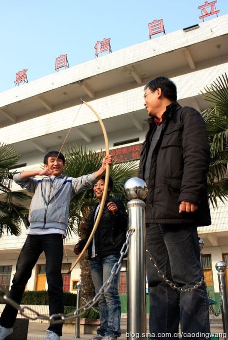 学生试拉英格兰长弓